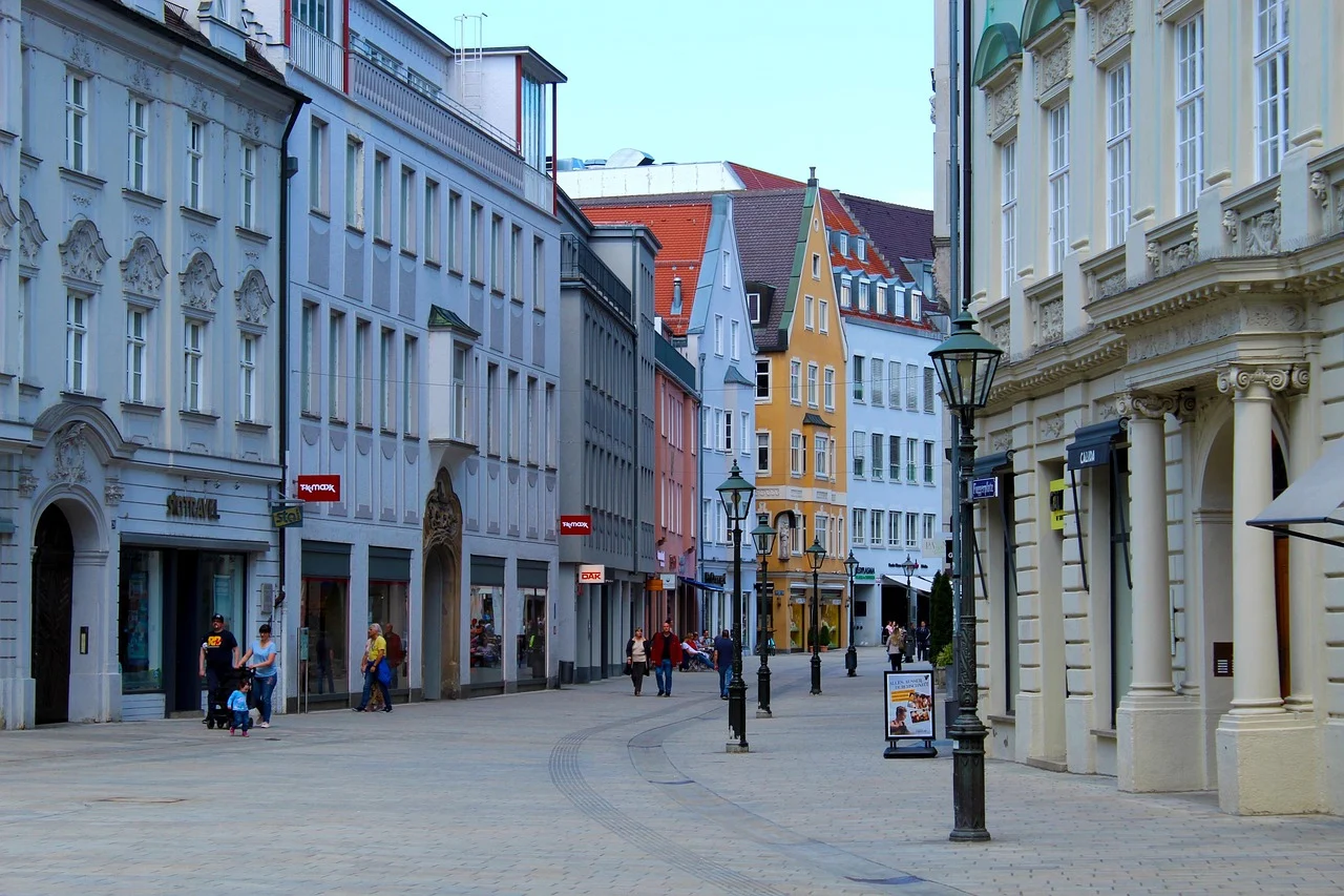 Straße in der Augsburger Altstadt als Beispiel für lokale Bildsprache