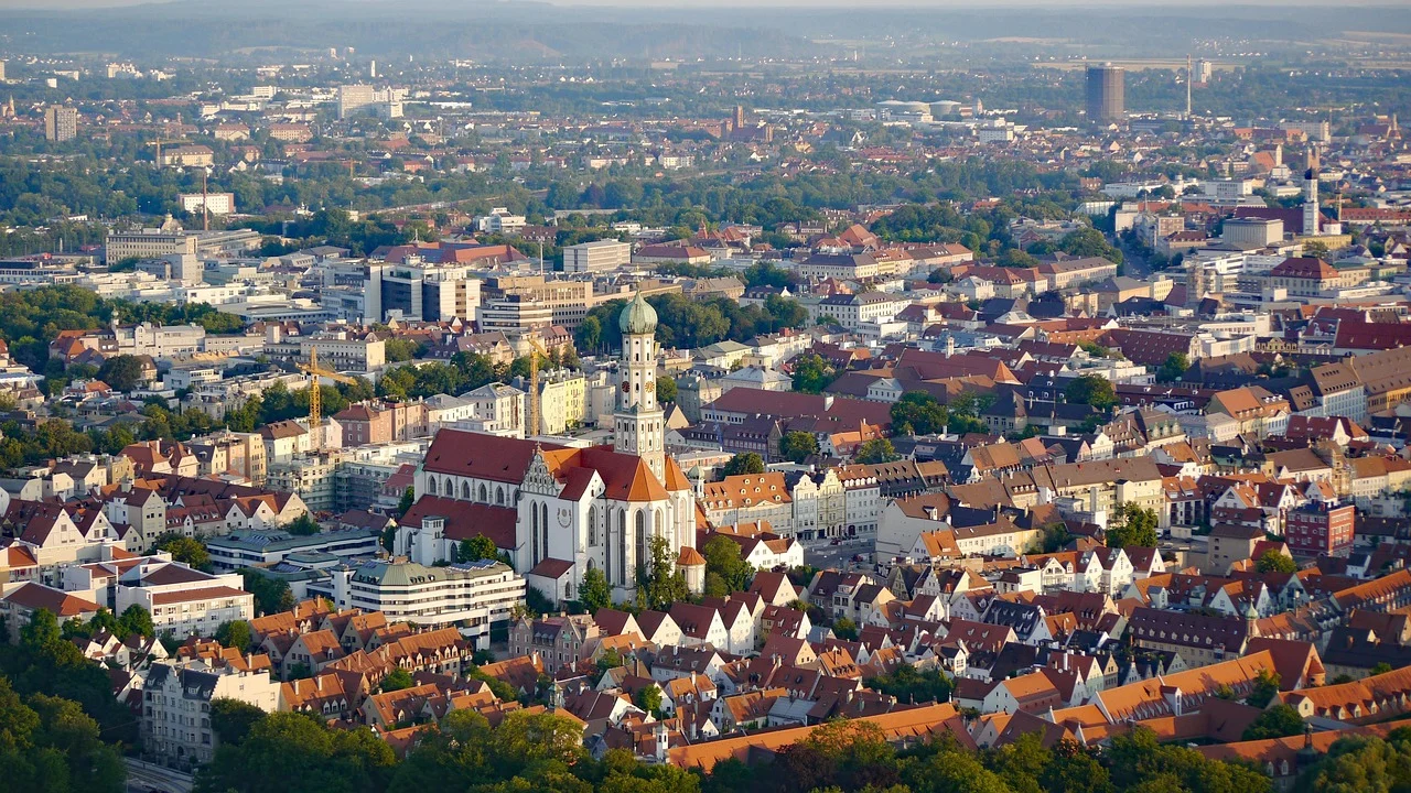 Blick über Dächer und Straßen der Augsburger Altstadt